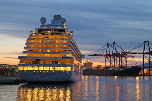 Kostenloses Stock Foto zu beleuchtung, hafen, kreuzfahrtschiff