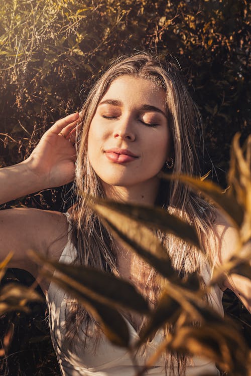 Fotobanka s bezplatnými fotkami na tému biele šaty, blondína, hnedé vlasy