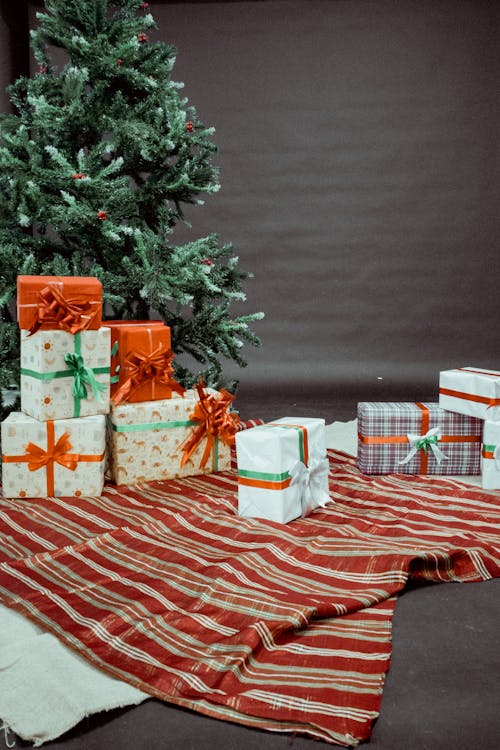 Ilmainen kuvapankkikuva tunnisteilla harmaa tausta, joulukuusi, koristeltu