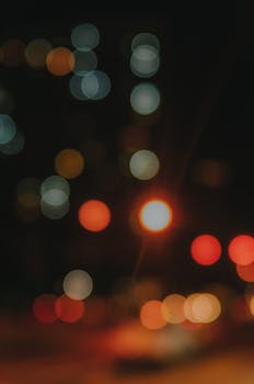 夜间，城市灯光色彩缤纷，形成散景效果的抽象图像