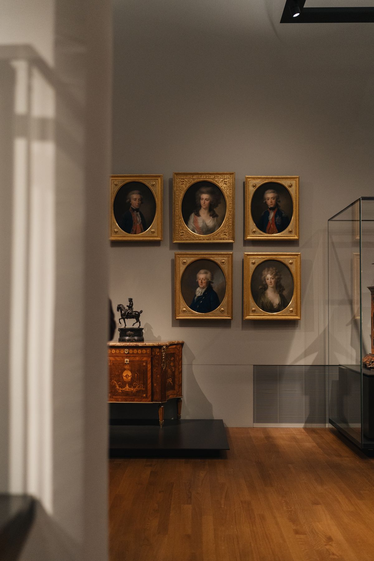 Interieur d'un musee avec des peintures classiques exposees sur les murs