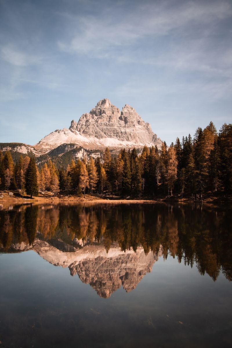 Reflexie de munte în lac alpin în Dolomiți
