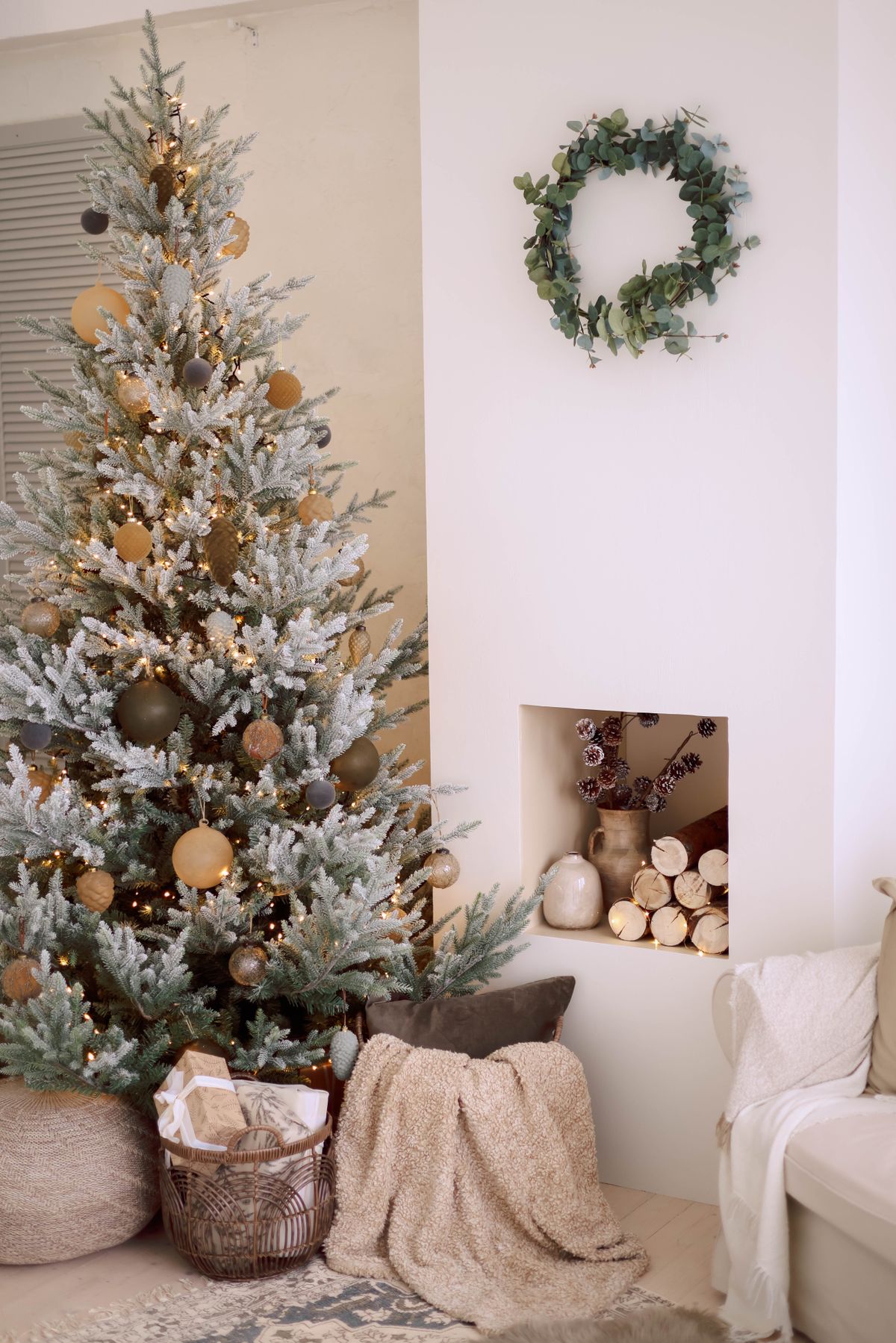 Decoração de Natal minimalista com paleta neutra Sala minimalista com árvore de Natal decorada com bolas marrons e guirlanda