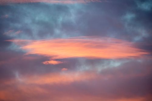 Free A stunning view of a pink and blue sunset sky with dramatic clouds. Stock Photo