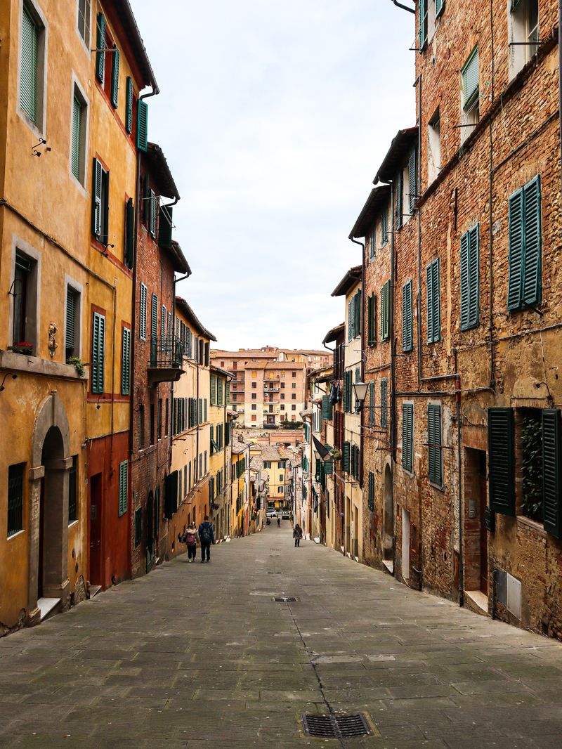 Stradă îngustă din centrul istoric al orașului Siena, Italia