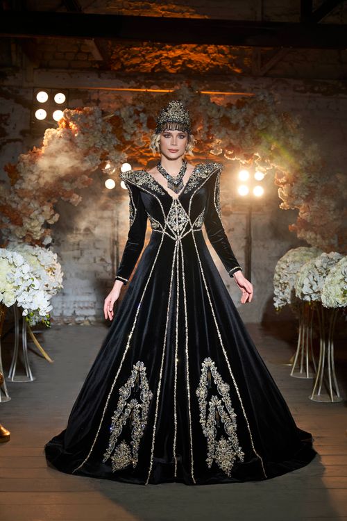 Free Stunning bride in a luxurious traditional gown amidst a lavish indoor setting. Stock Photo