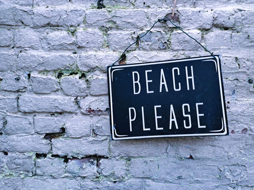 Fotoprint van strand met kabbelende golven. Fotoprint van strand met kabbelende golven.