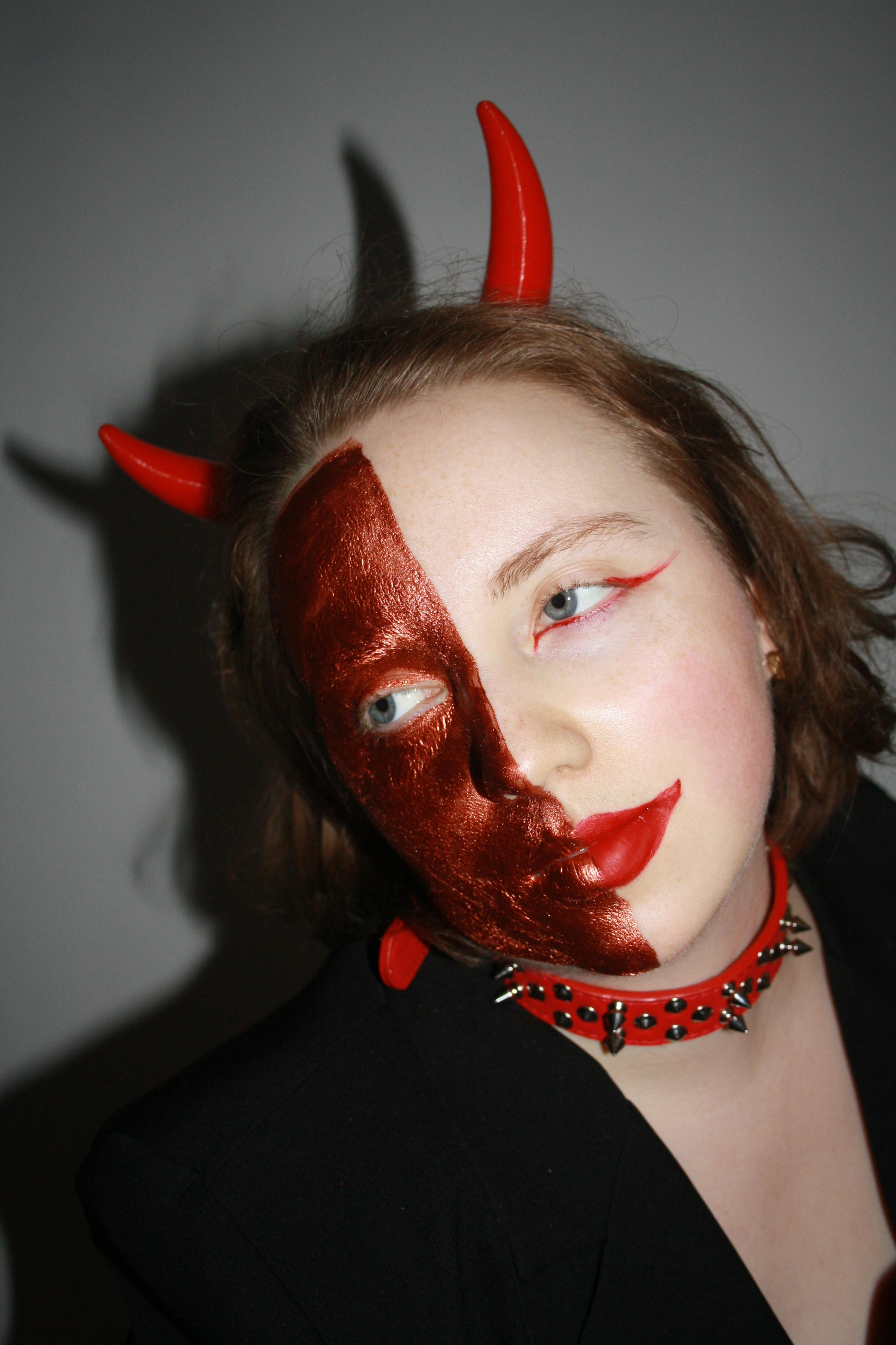 Gratuit Portrait D'une Fille Avec Un Masque De Diable Peint En Rouge Photos