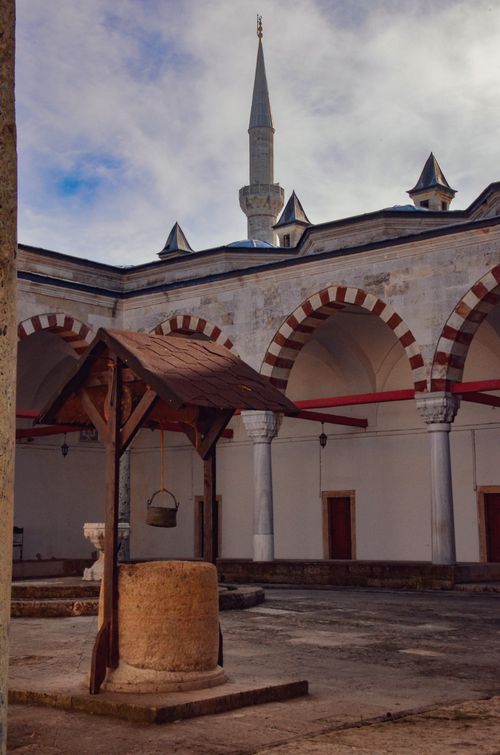 Free Historic Ottoman courtyard featuring arches and a traditional well in Edirne, Turkey. Stock Photo