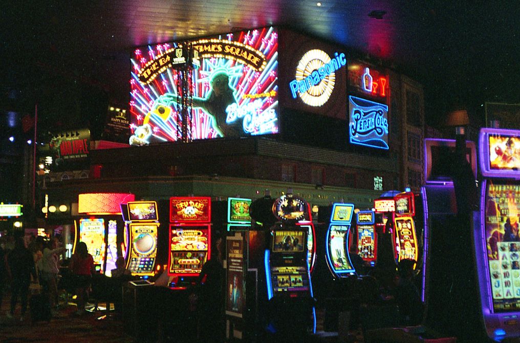 Online Casino: Spielautomaten und Live-Spiele im Überblick