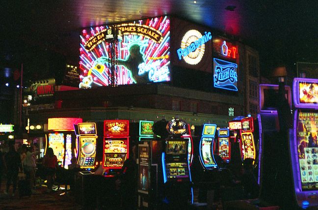 Online Casino: Spielautomaten und Live-Spiele im Überblick