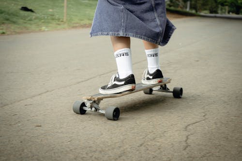Immagine gratuita di divertimento, fare skateboard, gambe