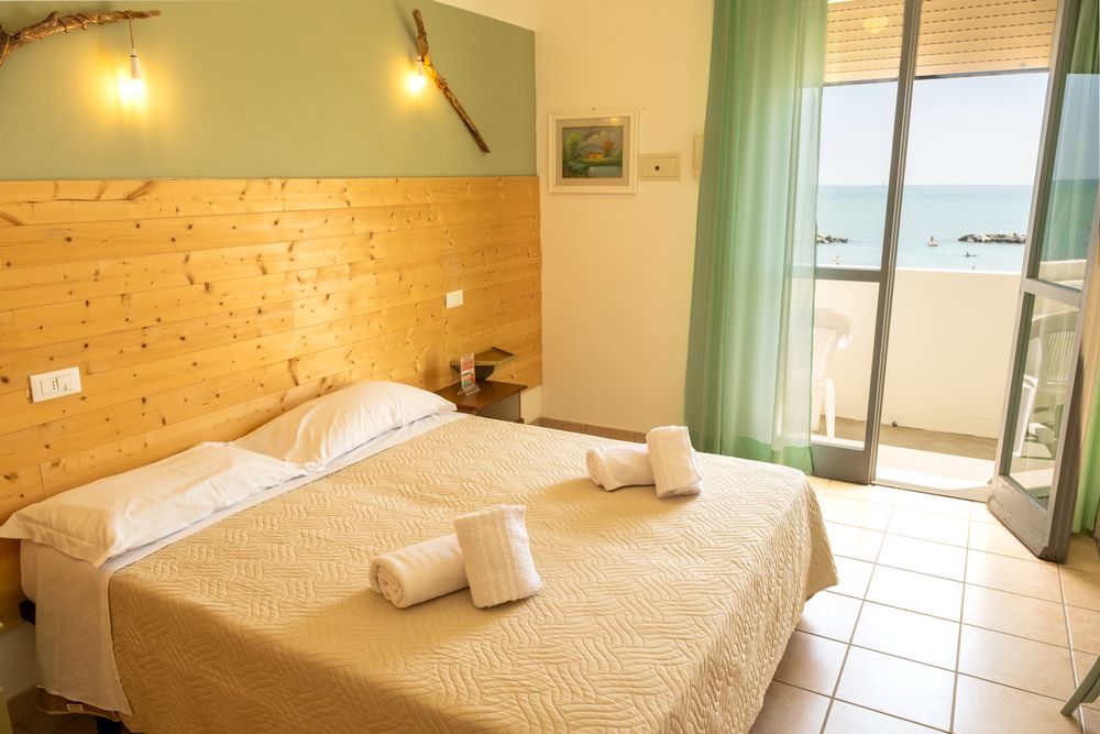Camera luminosa in un hotel della costa abruzzese