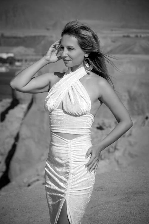 Бесплатное стоковое фото с белое платье, берег, вертикальный выстрел