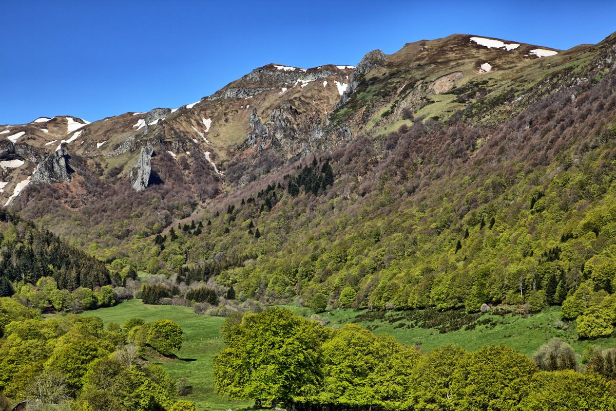 Webcam de Salers : voir la météo du Cantal en direct - Météo du Cantal : les particularités à connaître selon la saison