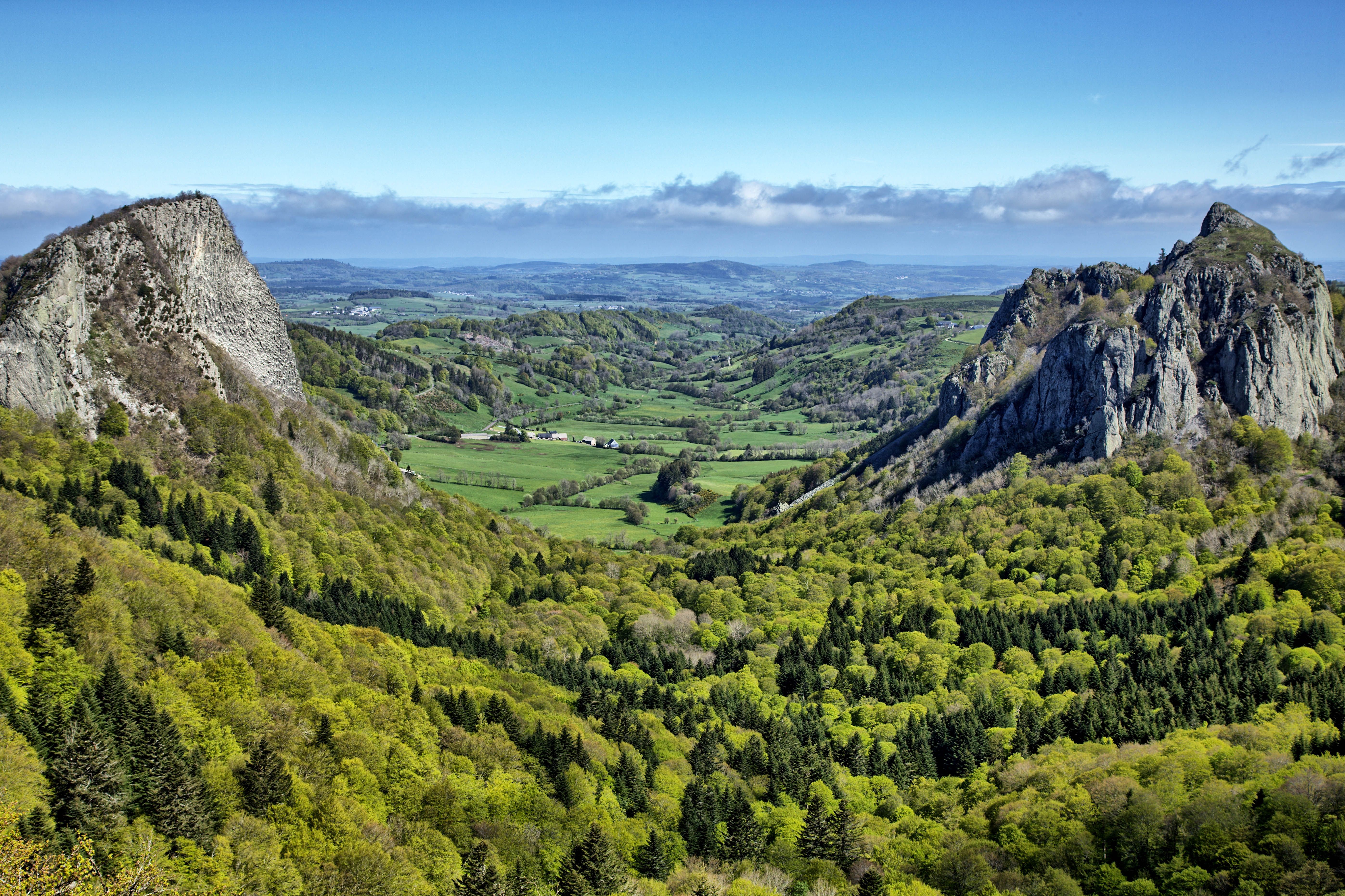 Chaîne des Puys en Auvergne avec volcans verdoyants — chambres d'hôtes