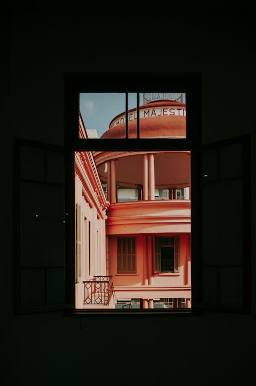 오렌지 그린 창문을 통해 건물