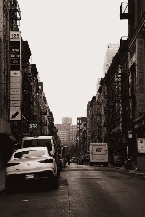 A black and white photo of a city street