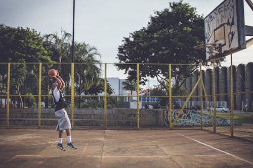 Homem Fazendo Jump Shot