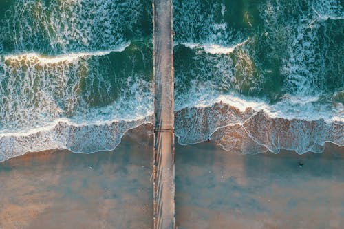 海浪和码头的顶视图照片