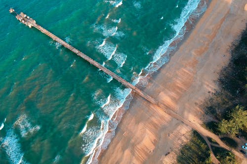 Аэрофотосъемка деревянного дока на море