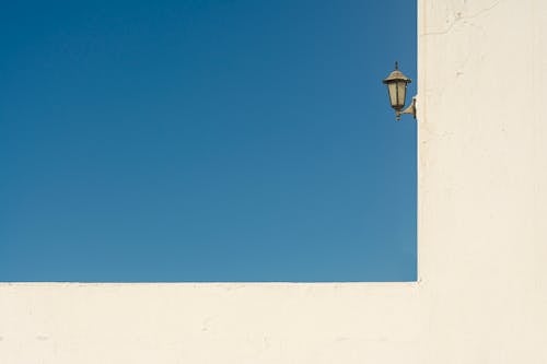 Безкоштовне стокове фото на тему «блакитне небо, Будівля, лампа»
