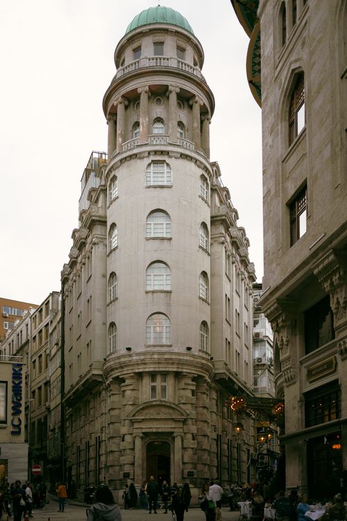 Free Majestic dome-topped building amidst a bustling city street scene. Stock Photo