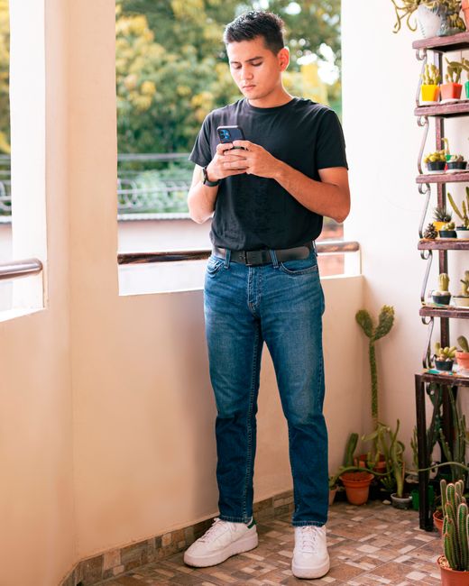 Schlichtes schwarzes Shirt und blaue Jeans auf dem Balkon, die Deko machen die Pflanzen 🌵
#alltagslook #black #tshirt #jeans