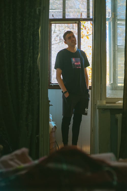 Darmowe zdjęcie z galerii z Czarny t-shirt, fotografia mody, mężczyzna
