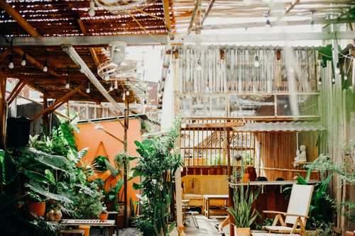 Free A cozy urban patio featuring lush plants and rustic wooden decor, perfect for relaxation. Stock Photo