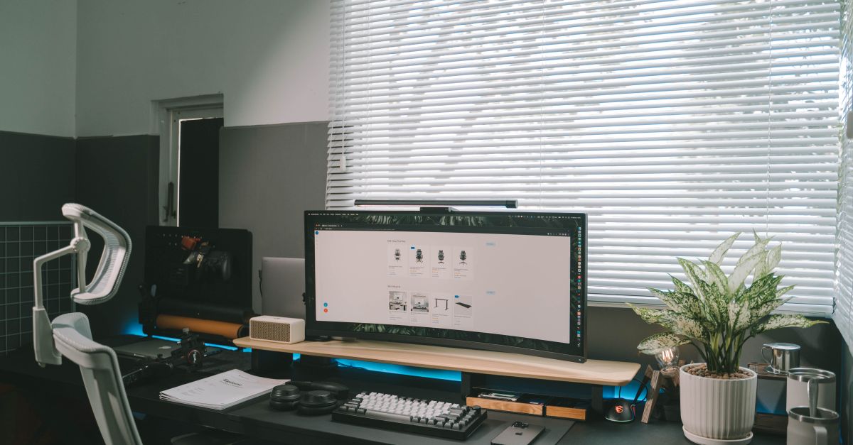 Computer in an Office · Free Stock Photo