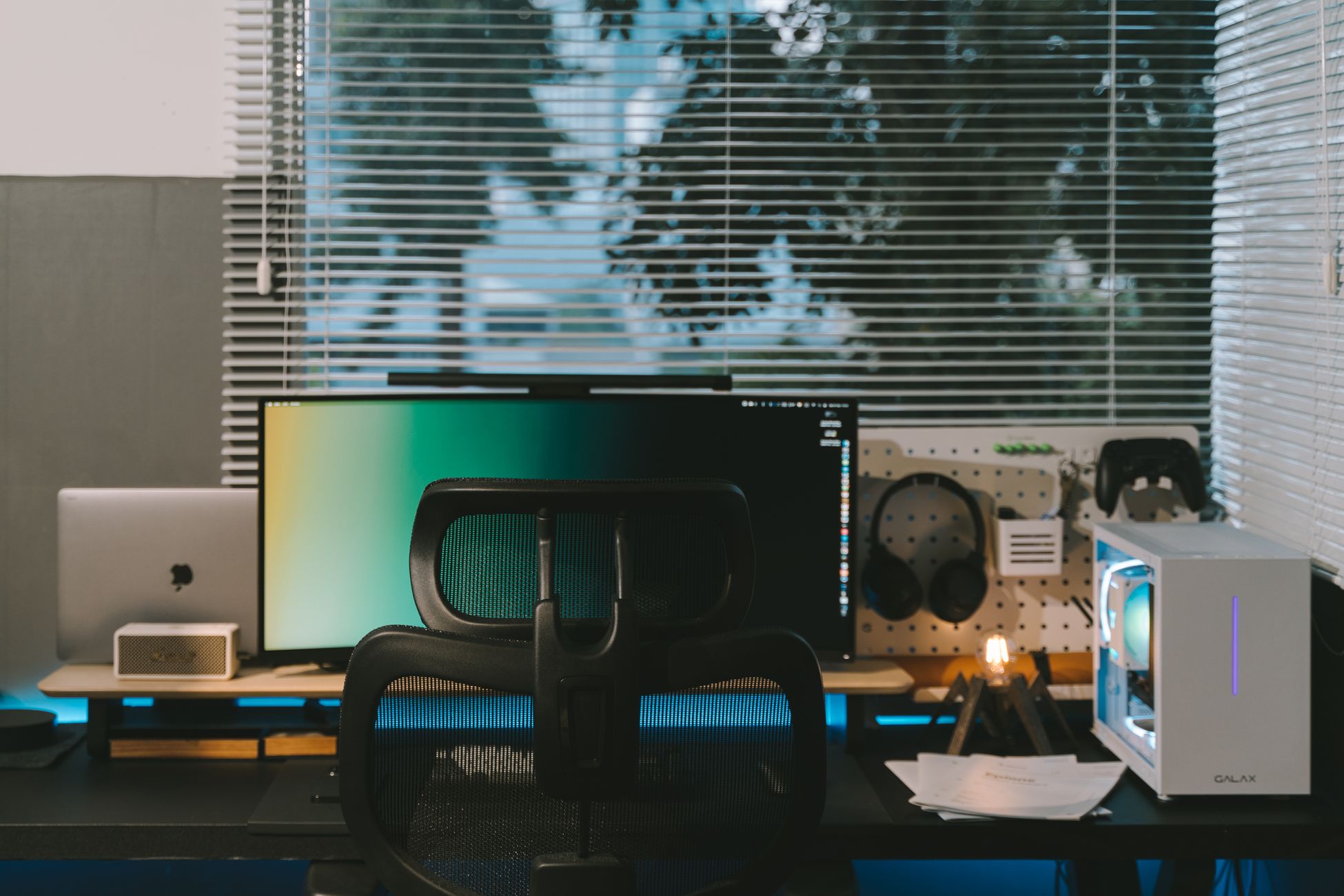 Dad Shares Father's Day Tech Gift Ideas for Desk Workers
