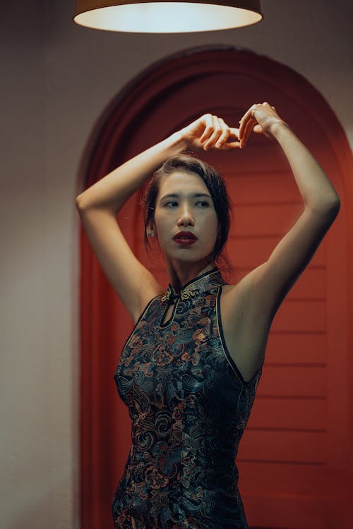 Bezpłatne Darmowe zdjęcie z galerii z azjatka, chińska sukienka, czarne włosy Zdjęcie z galerii