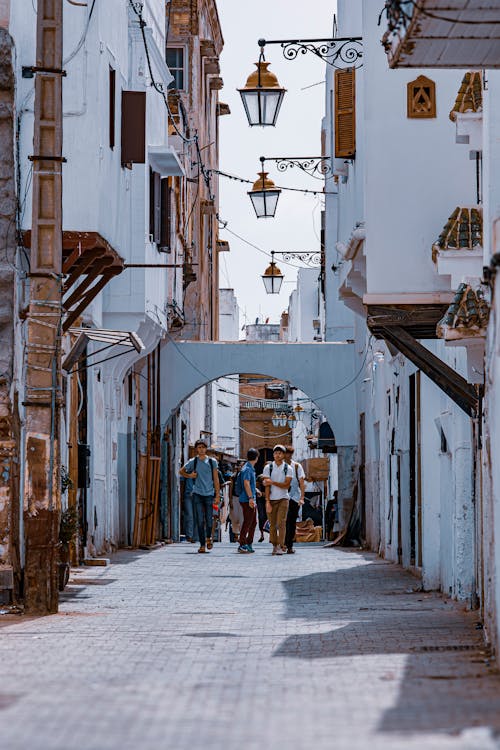 Foto d'estoc gratuïta de blanc, caminant, carreró