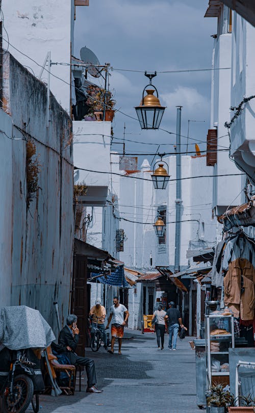 Foto d'estoc gratuïta de blanc, caminant, carreró