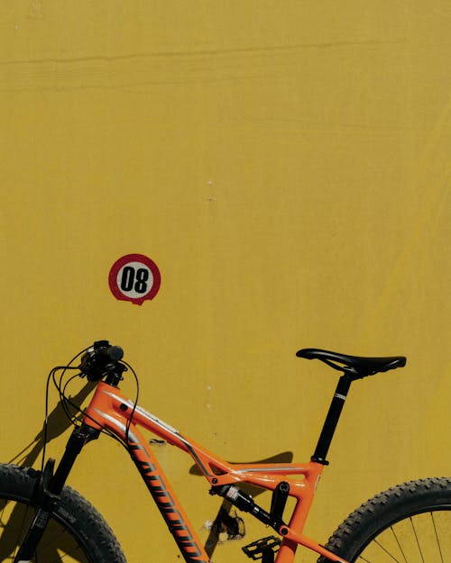 Безкоштовне стокове фото на тему «велосипед, вертикальні постріл, жовтий фон»