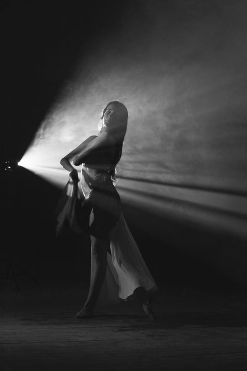 Free Black and white silhouette of a dancer highlighted by dramatic lighting in Kayseri, Türkiye. Stock Photo
