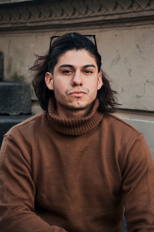 Foto profissional grátis de cabelo comprido, camisola castanha, fotografia de moda