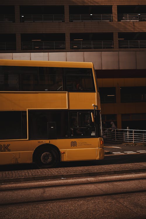 Základová fotografie zdarma na téma autobus, budova, dvoj patrový autobus