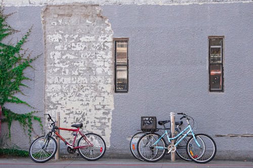 Foto d'estoc gratuïta de bicicletes, edifici, espatllat