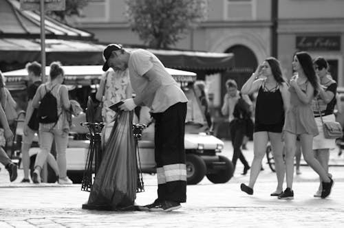 Foto profissional grátis de alforje, andando, boné