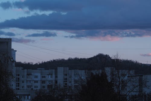 Gratis arkivbilde med boligblokk, himmel, lilla