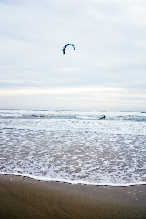 Ilmainen kuvapankkikuva tunnisteilla aallot, hiekkaranta, kitesurfer