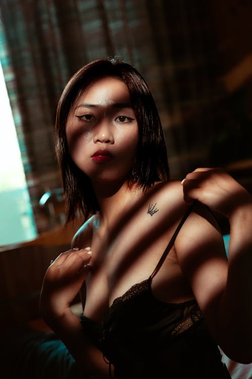 亞洲女人, 咖啡色頭髮的女人, 垂直拍摄 的 免费素材图片
