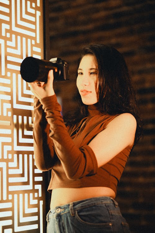 Gratis lagerfoto af asiatisk kvinde, attraktiv, brun crop top
