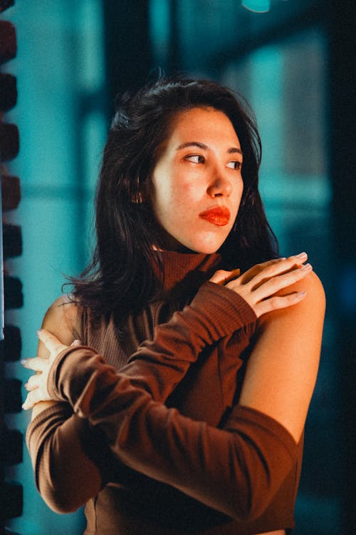 亞洲女人, 双臂交叉, 咖啡色頭髮的女人 的 免费素材图片