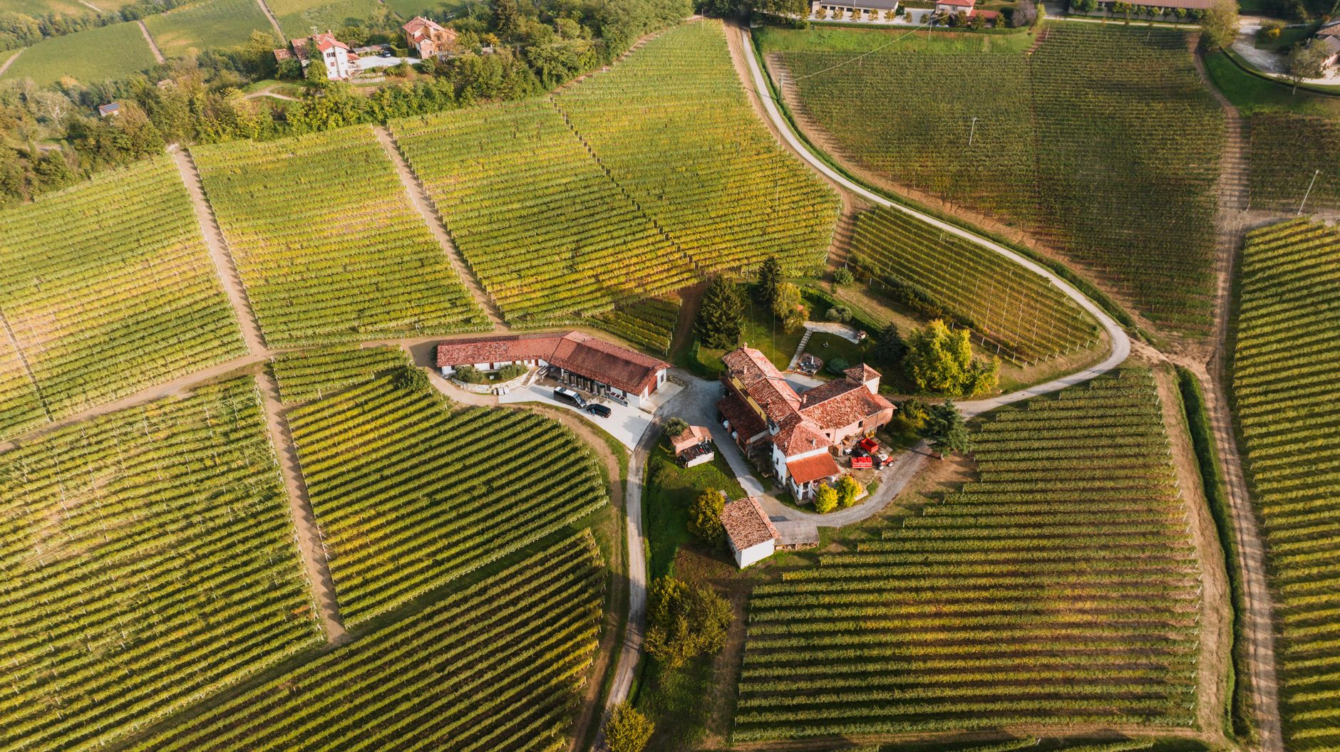 Dronă neidentificată cu parașută descoperită lângă o bază MApN din România