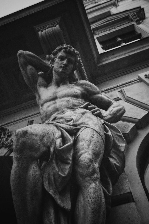 Free Detailed black and white photo of a Renaissance-style statue in Budapest, showcasing classic artistry. Stock Photo