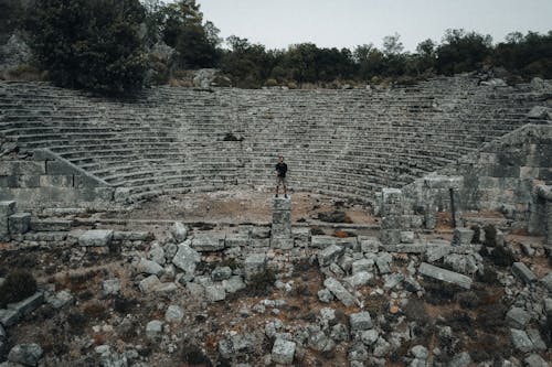 adam, ağaçlar, amfi tiyatro içeren Ücretsiz stok fotoğraf