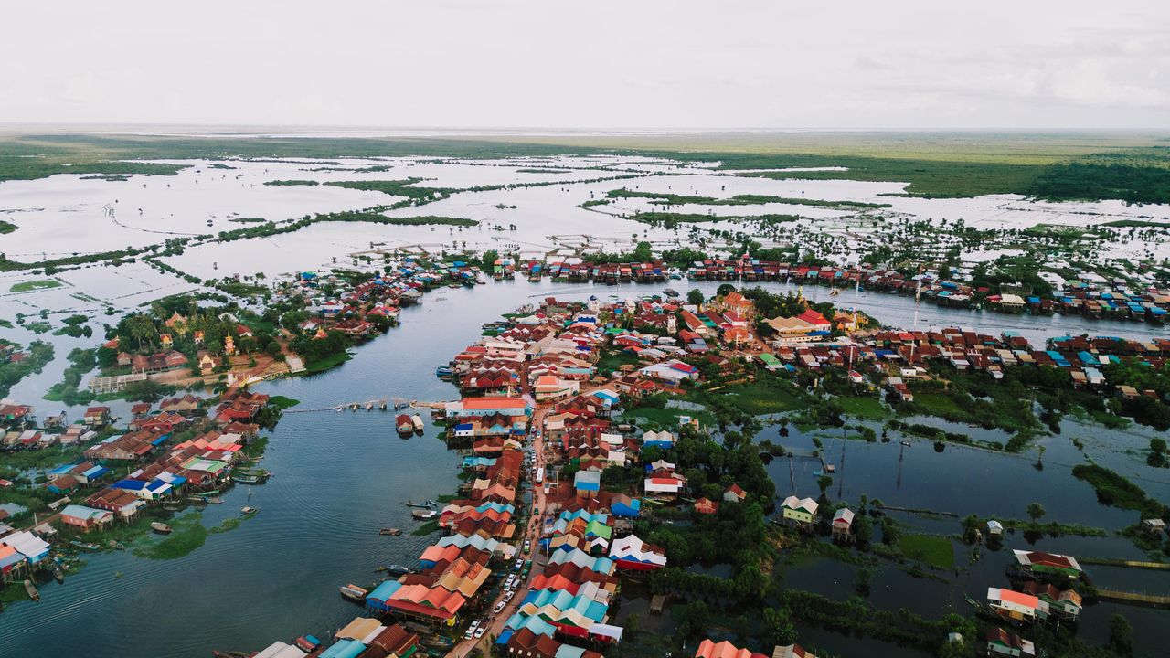 Stilt houses of a Tonlé Sap floating village